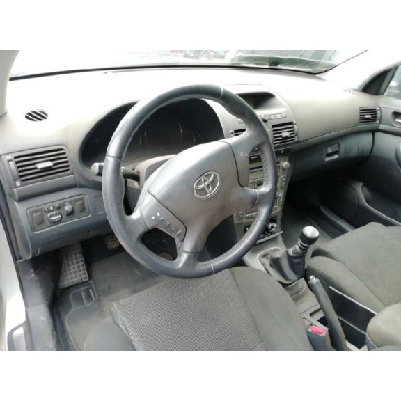 toyota avensis berlina (t25) del año 2005