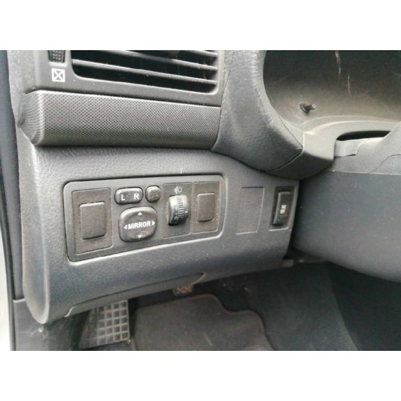 toyota avensis berlina (t25) del año 2005