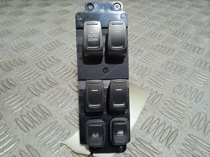 Recambio de mando elevalunas delantero izquierdo para ssangyong tivoli referencia OEM IAM 8581135200 DE 4 ESPEJOS NO ABATIBLES