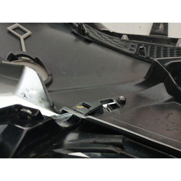 Recambio de paragolpes delantero para peugeot 208 1.6 16v hdi fap referencia OEM IAM 9672794477  