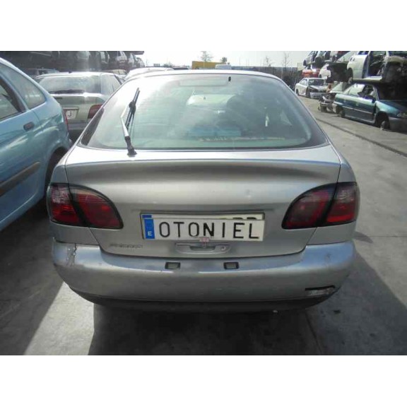 nissan primera berlina (p11) del año 2000