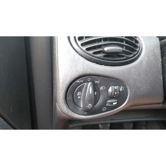 ford focus berlina (cak) del año 2001