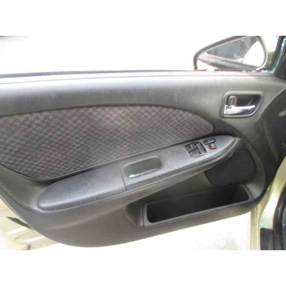 toyota avensis berlina (t 22) del año 2001