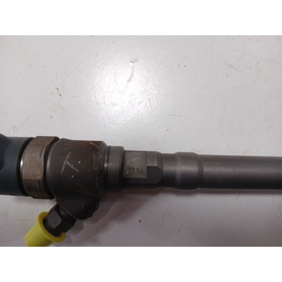 Recambio de inyector para kia carens referencia OEM IAM 0445110064  