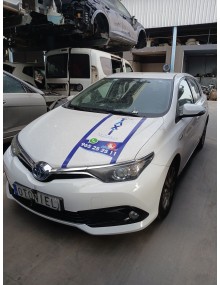 toyota auris (_e18_) del año 2015