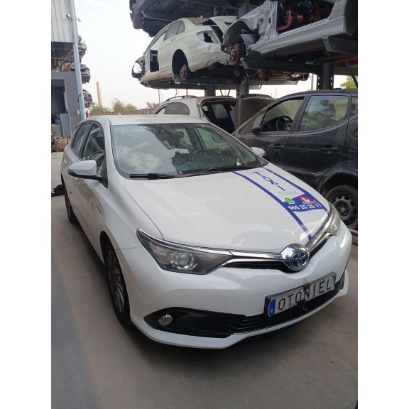 toyota auris (_e18_) del año 2015
