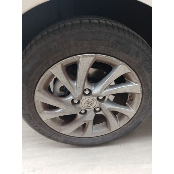 toyota auris (_e18_) del año 2015