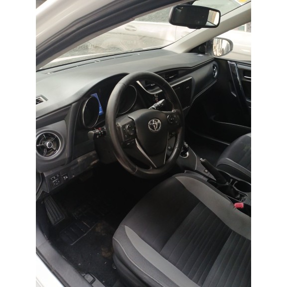 toyota auris (_e18_) del año 2015