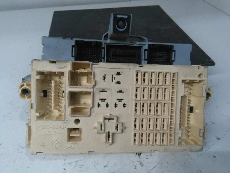 Recambio de caja reles / fusibles para fiat punto berlina (188) 1.2 8v referencia OEM IAM PA66GB15  