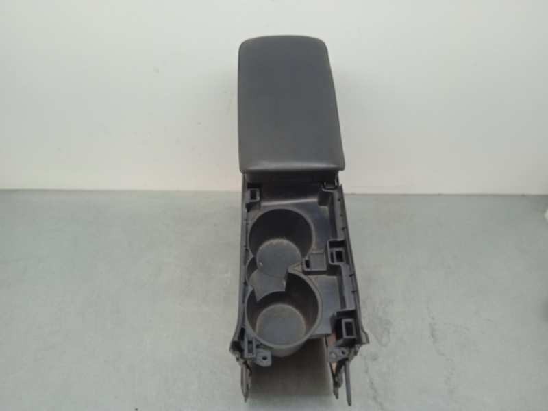 Recambio de apoyabrazos central para lexus ct 200h referencia OEM IAM 5891176010  CUERO