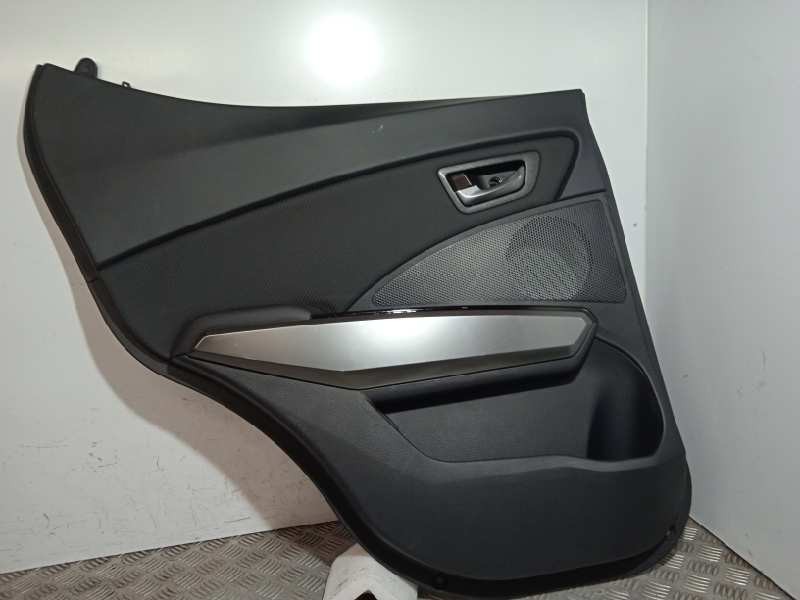 Recambio de guarnecido puerta trasera izquierda para ssangyong tivoli referencia OEM IAM 7321035040  