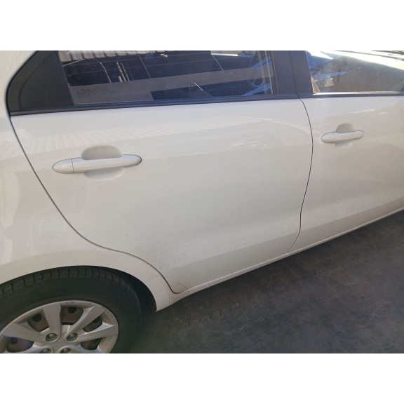 Recambio de puerta trasera derecha para kia rio iii (ub) 1.2 cvvt referencia OEM IAM   