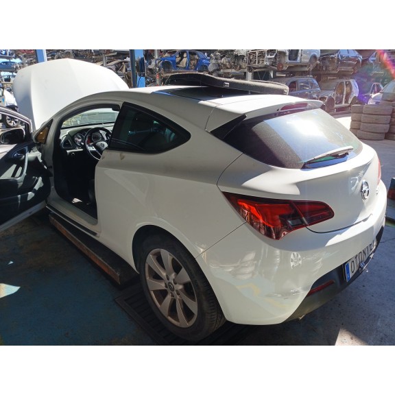 opel astra j gtc del año 2013