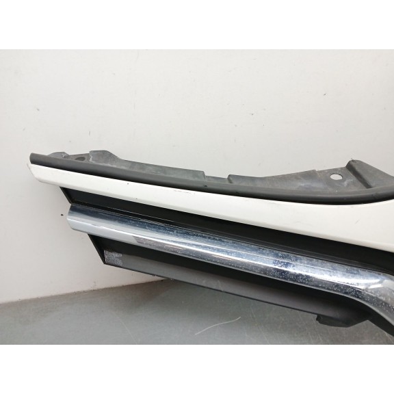 Recambio de rejilla paragolpes central para toyota yaris hsd active referencia OEM IAM 531010D660  