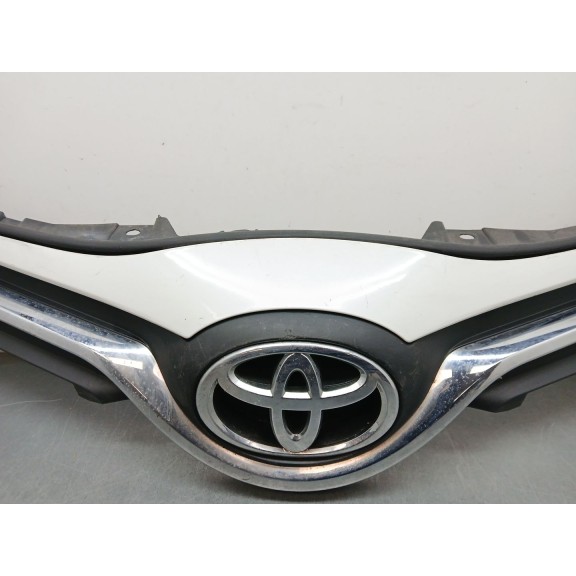 Recambio de rejilla paragolpes central para toyota yaris hsd active referencia OEM IAM 531010D660  