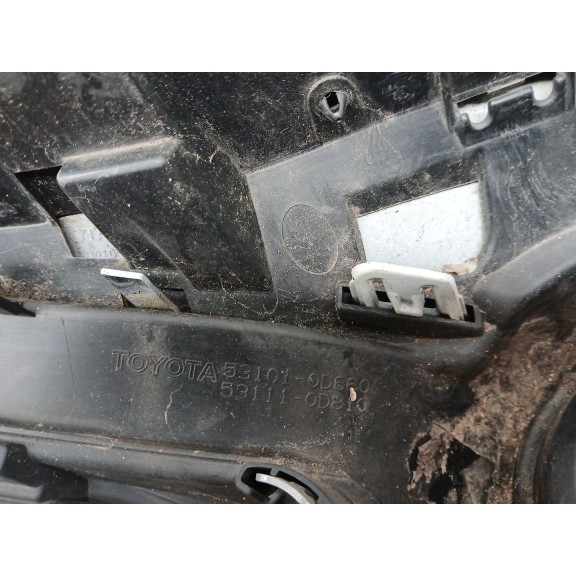 Recambio de rejilla paragolpes central para toyota yaris hsd active referencia OEM IAM 531010D660  