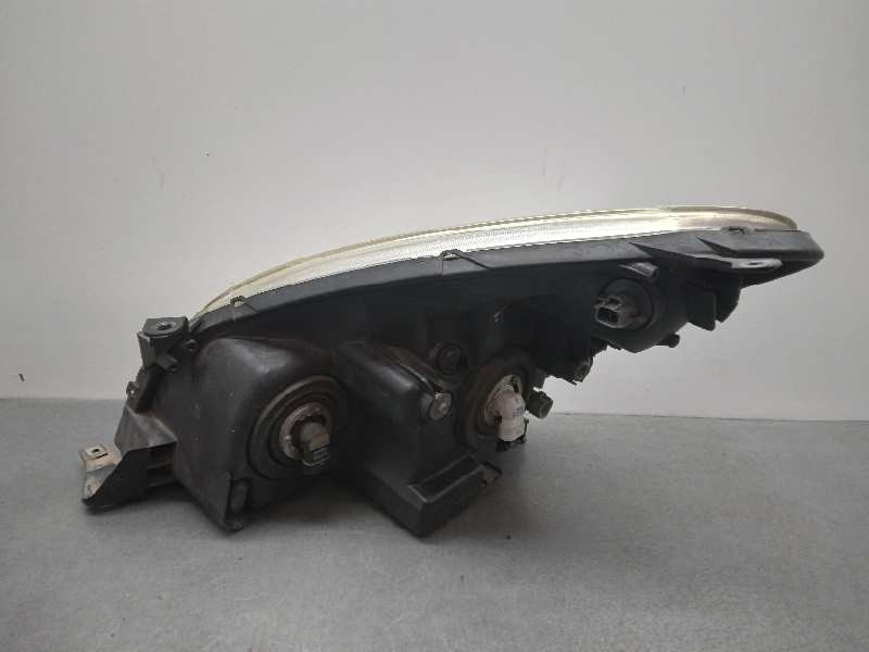 Recambio de faro derecho para toyota corolla verso (r1) 2.0 turbodiesel cat referencia OEM IAM 811300F010  