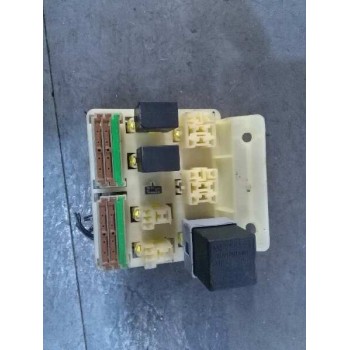 CAJA RELES / FUSIBLES 