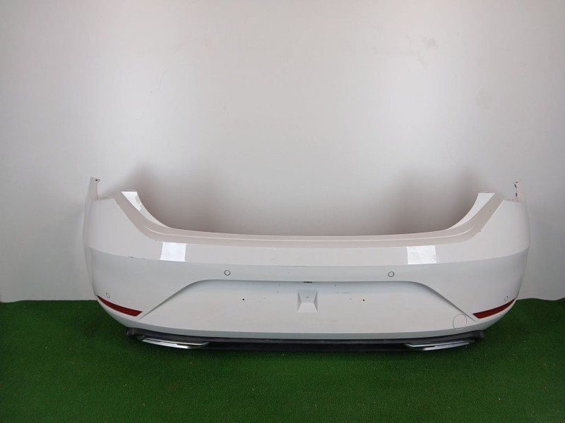 Recambio de paragolpes trasero para seat leon sportstourer 1.5tsi referencia OEM IAM  con sensores de aparcamiento 