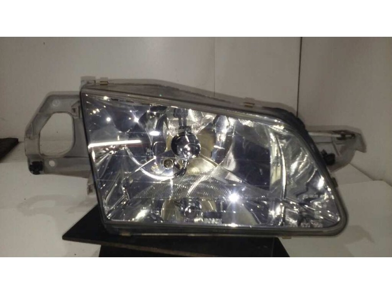 Recambio de faro derecho para mazda 323 berlina f/s (bj) 1.9 f sportive referencia OEM IAM 0301167302  