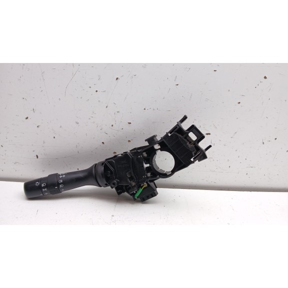 Recambio de mando limpia para toyota yaris hybrid active referencia OEM IAM 173832  