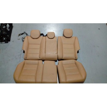 ASIENTOS TRASEROS CON REPOSABRAZOS SUPERIOR E INFERIOR