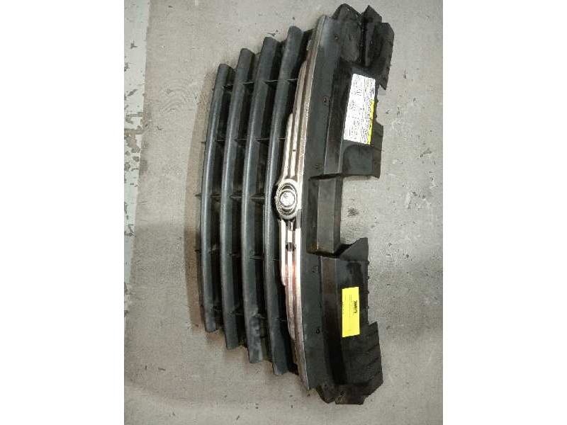 Recambio de rejilla delantera para chrysler voyager (rg) 2.5 crd cat referencia OEM IAM 04857960AA 802500017 