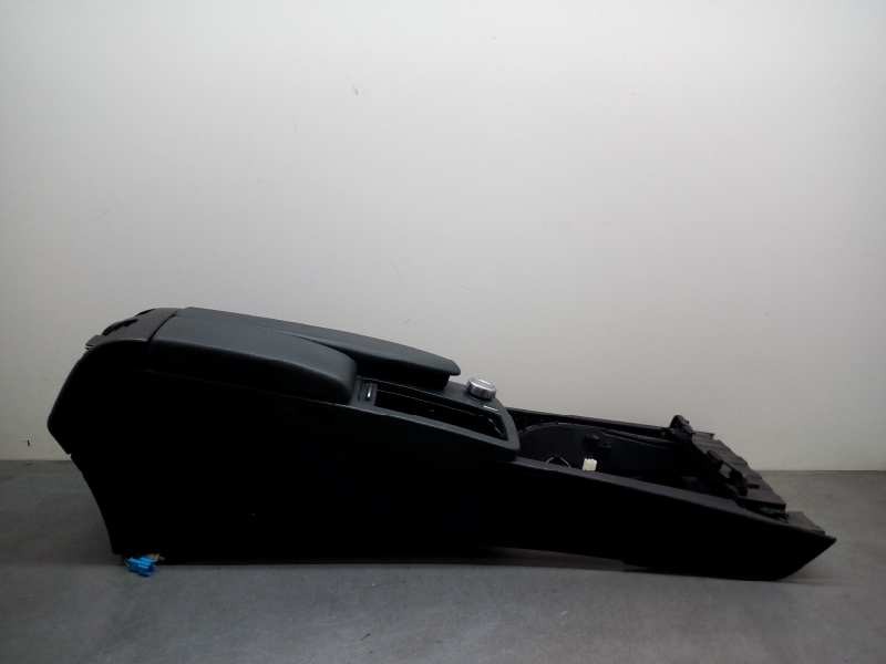 Recambio de apoyabrazos central para mercedes-benz clase c (w204) berlina 2.1 cdi cat referencia OEM IAM A2046800150  