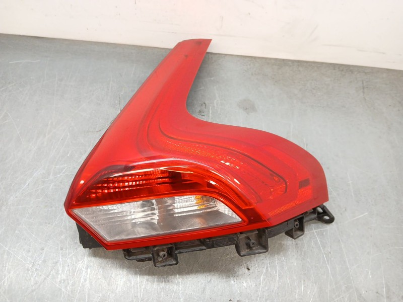 Recambio de piloto trasero derecho para volvo v40 hatchback (525) d2 referencia OEM IAM 31395845  