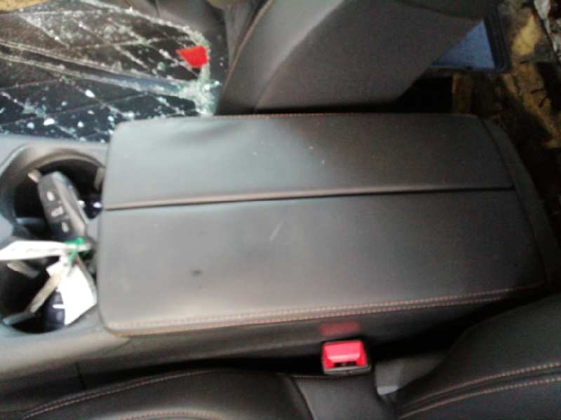 Recambio de apoyabrazos central para peugeot 5008 gt referencia OEM IAM 9810043677  