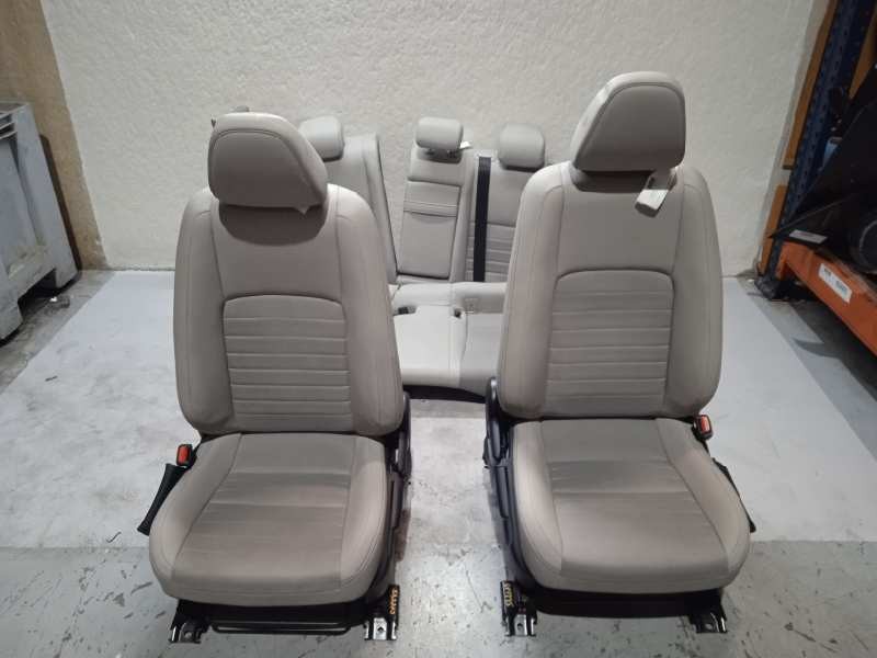 Recambio de juego asientos completo para lexus is 300h referencia OEM IAM  X4 