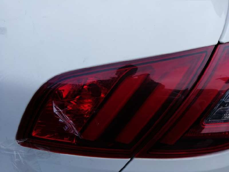 Recambio de piloto trasero derecho interior para peugeot 308 business line 130 referencia OEM IAM 9677818280 81260201 