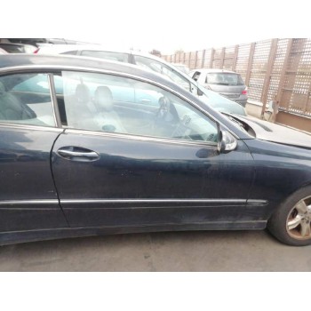 PUERTA DELANTERA DERECHA TIENE UN GOLPE