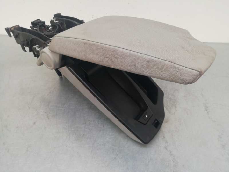Recambio de apoyabrazos central para bmw serie 1 berlina (e81/e87) 118d referencia OEM IAM 6941464 GRIS 694146405