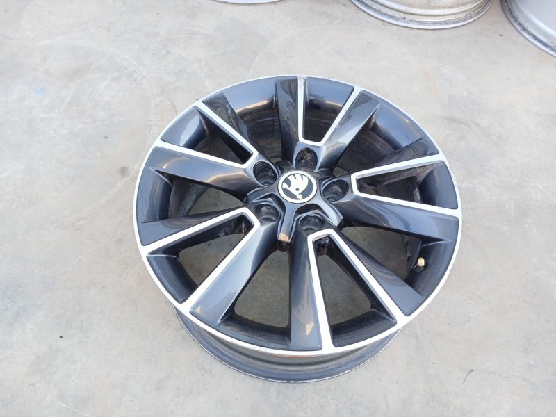Recambio de llanta para skoda yeti (5l) 2.0 tdi referencia OEM IAM 5L0601025F X1 17 PULGADAS