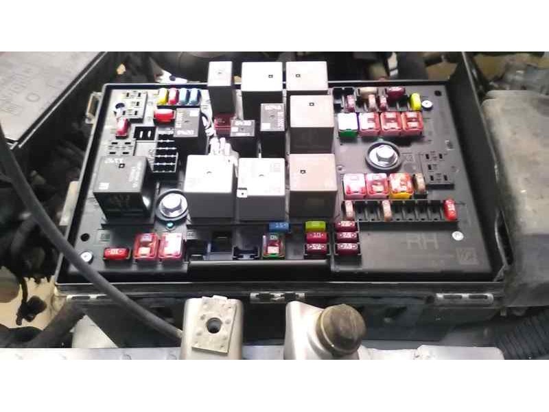 Recambio de caja reles / fusibles para opel astra j lim. cosmo referencia OEM IAM 13318782 1110032AB 