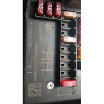 Recambio de caja reles / fusibles para opel astra j lim. cosmo referencia OEM IAM 13318782 1110032AB 