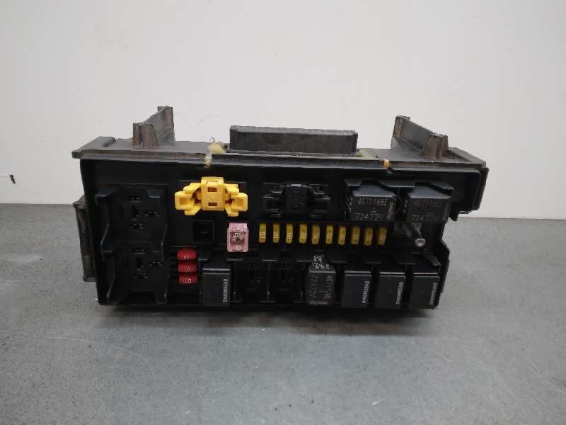 Recambio de caja reles / fusibles para jeep commander 3.0 v6 crd limited referencia OEM IAM 04692114AC  