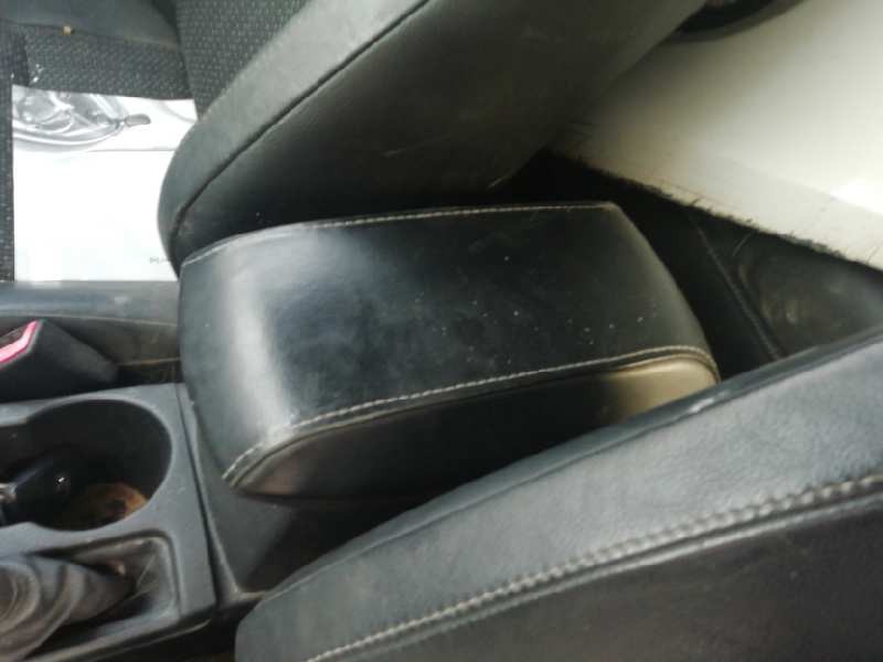 Recambio de apoyabrazos central para toyota auris hybrid active referencia OEM IAM   