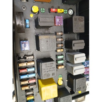 Recambio de caja reles / fusibles para opel zafira b 1.9 cdti referencia OEM IAM 5DK00946430  