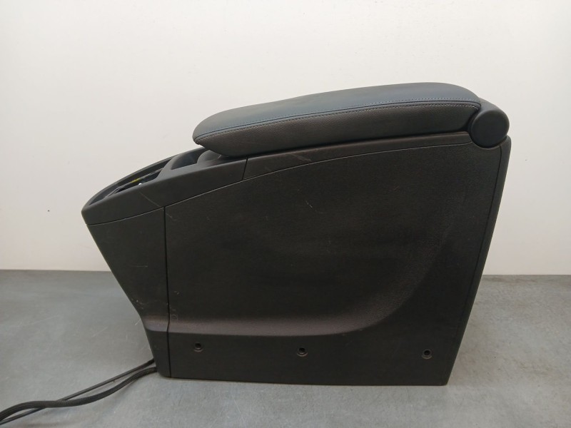 Recambio de apoyabrazos central para renault scenic iii 1.2 tce referencia OEM IAM 7711426456 CUERO NEGRO 8127320