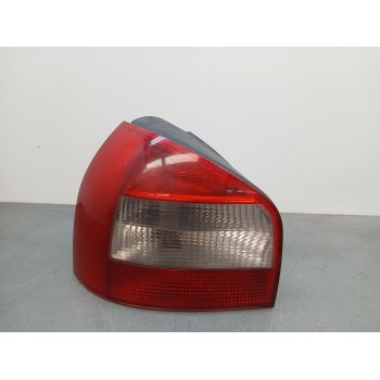 PILOTO TRASERO IZQUIERDO 8l0945095b raja por dentro 