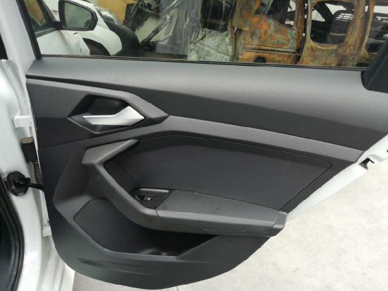 Recambio de guarnecido puerta trasera derecha para audi a1 sportback (gba) referencia OEM IAM   