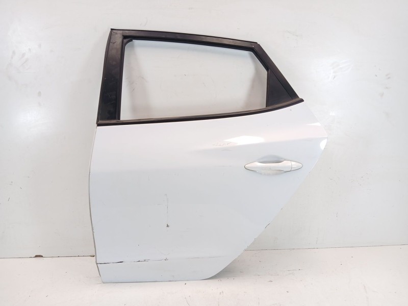 Recambio de puerta trasera izquierda para hyundai ix35 1.7 crdi cat referencia OEM IAM 770032Y011 GOLPES PEQUEÑOS 