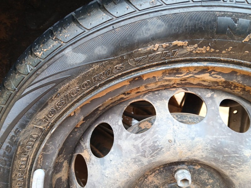 Recambio de neumatico para peugeot 108 1.2 referencia OEM IAM 165-60-15 77h  nexen 24