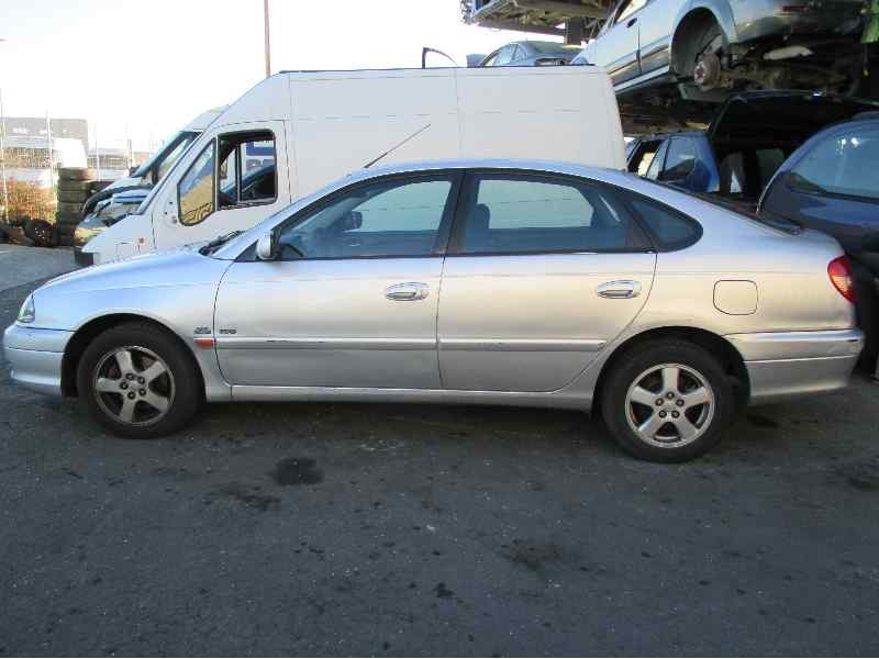 TOYOTA AVENSIS BERLINA (T 22)