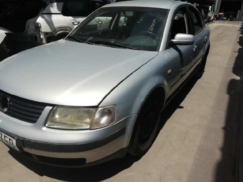 VOLKSWAGEN PASSAT BERLINA (3B2)