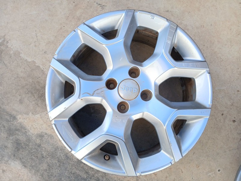 Recambio de llanta para jeep avenger (j2) referencia OEM IAM 6.5JX17 H2 ET32 52197382 17 PULGADAS