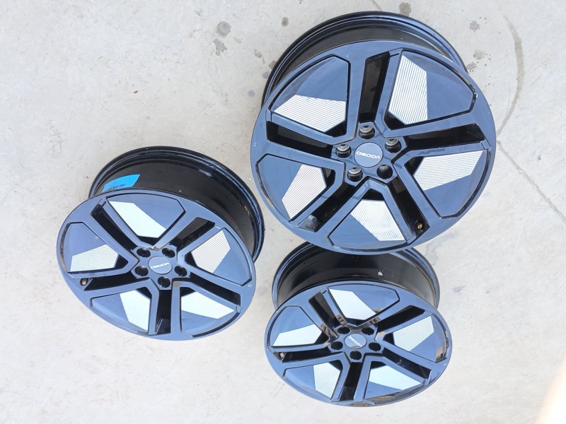 Recambio de juego llantas para omoda 5 referencia OEM IAM 7JX18 ET33 203000180AA X4