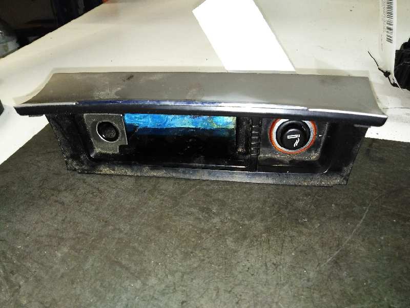 Recambio de cenicero para volkswagen passat berlina (3c2) 2.0 tdi referencia OEM IAM 3C0863284A PLATA 